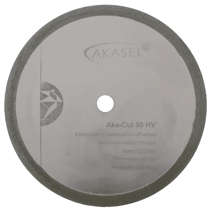 Akasel diamantskiva Aka-Cut 50 HV, 150 mm, med glänsande silveryta och grå ytterkant. Skivan har inskriptioner som "Aka-Cut 50 HV", "Electroplated diamond cut-off wheel", "Recommended: 2700 rpm", "Batch: C202453", "Store clean and dry" samt webbadressen "www.akasel.com". Ett centralt hål finns för montering.