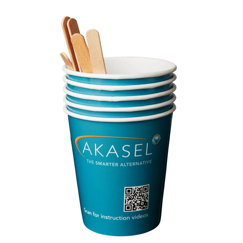 Akasel Cold Mounting Mixing Kit – Cups Stacked: Stapel med turkosa blandningsbägare med Akasel-logotypen och sloganen "The Smarter Alternative" på framsidan. En QR-kod med texten "Scan for instruction videos" är tydligt synlig. Flera träpinnar sticker upp från den översta bägaren. Speciellt utformad för metallografiska kallinbäddningsarbeten, kompatibel med alla kallinbäddningsmaterial.