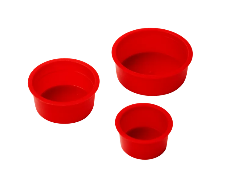 Akasel Protection Caps i klarröd färg, visas i tre olika storlekar: 30 mm, 40 mm och 50 mm. De runda skyddskåporna är öppna och tillverkade av flexibelt material, speciellt utformade för metallografiska applikationer för att skydda provytor efter preparering. Perfekta för att förhindra repor och skador under förvaring.
