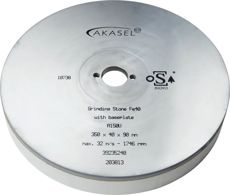 Akasel Slipsten Fe40 tillverkad av aluminiumoxid på en metallbasplatta i vit och metalliskt glänsande färg. Märkningar: 'Akasel', 'Grinding Stone Fe40 with baseplate', 'A150V', '350 x 40 x 90 mm', 'max. 32 m/s - 1746 rpm', '39235240', '203813'. Speciellt utformad för metallografiska applikationer, idealisk för slipning av järnmetaller med en 150-korns storlek.