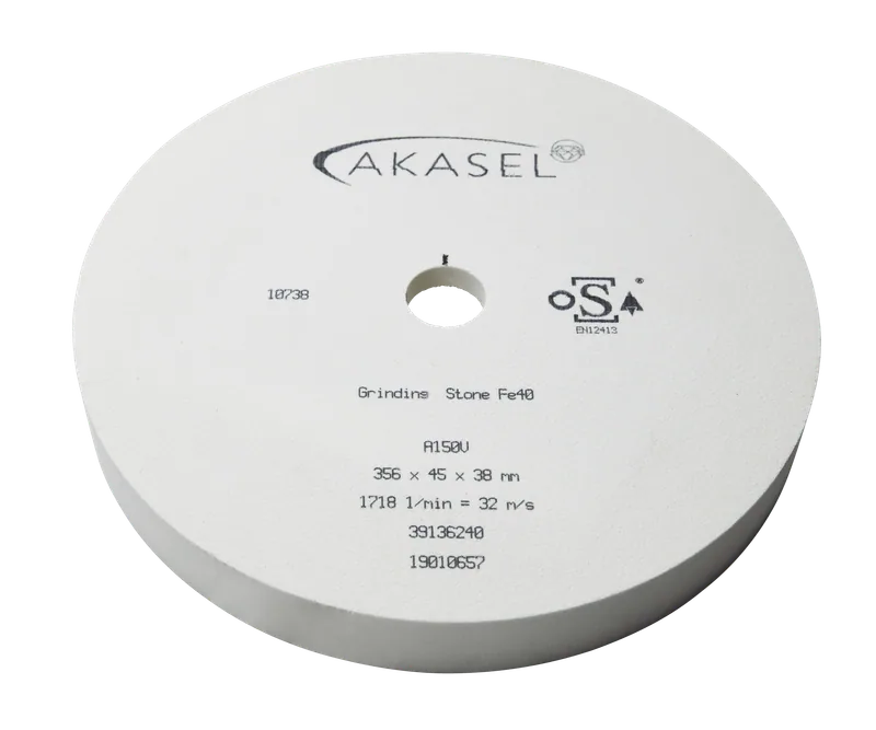 Akasel Slipsten Fe40 tillverkad av aluminiumoxid i vit färg med ett centralt hål. Märkningar: 'Akasel', 'Grinding Stone Fe40', 'A150V', '356 x 45 x 38 mm', '1718 1/min = 32 m/s', '39136240', '19010657'. Speciellt utformad för metallografiska applikationer, idealisk för slipning av järnmetaller med en 150-korns storlek.