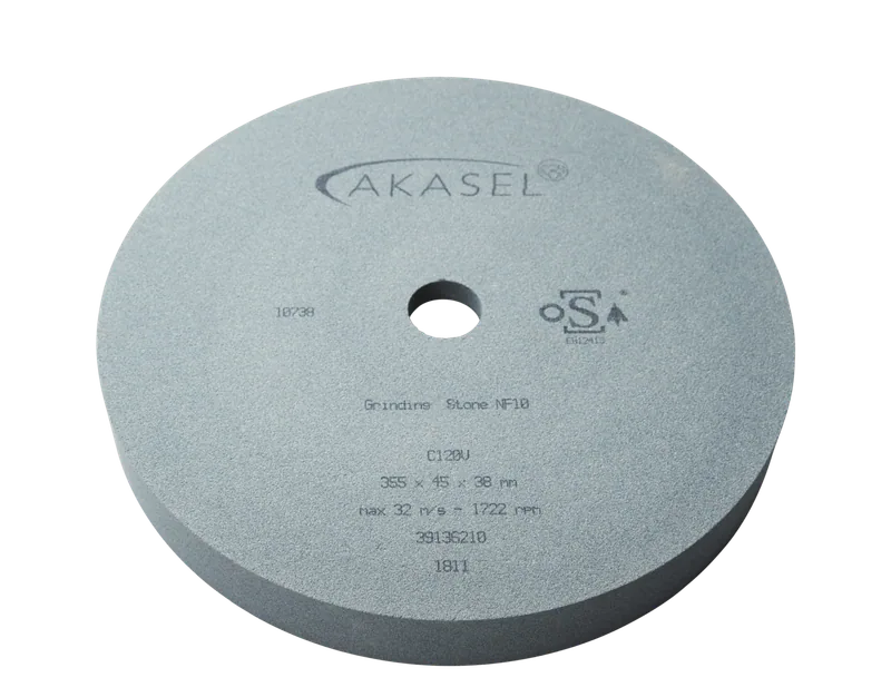 Akasel Slipsten NF10 tillverkad av kiselkarbid i grå färg med ett centralt hål. Märkningar: 'Akasel', 'Grinding Stone NF10', 'C120v', '355 x 45 x 38 mm', 'max 32 m/s - 1722 rpm', '39136210', '10738'. Utformad för slipning av icke-järnmetaller i metallografiska applikationer med en 150-korns storlek.