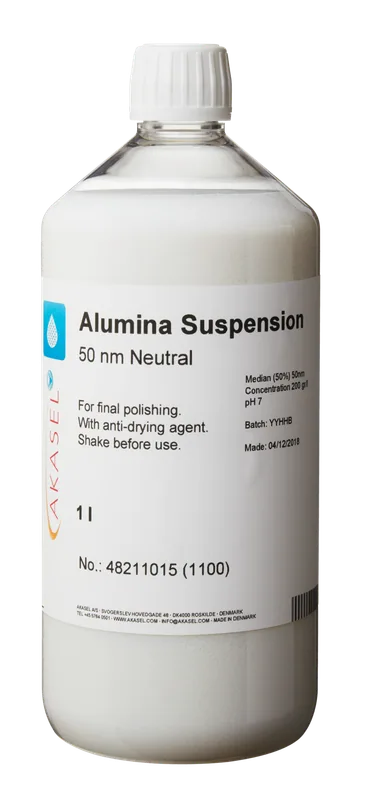 Bild på Akasels Alumina Suspension 50 nm Neutral, 1-liters flaska med vit kork för slutpolering av metallografiska prover. Suspensionen kan blandas med etsmedel för att förbättra poleringseffekten. Aluminiakoncentration 200 g/l, median partikelstorlek 50 nm, pH 7 – 8. Innehåller anti-torkmedel. Skaka före användning.