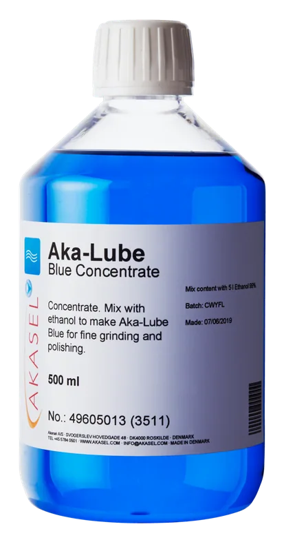 Akasel Aka-Lube Blue Concentrate, ett koncentrat i en genomskinlig 500 ml-flaska med en stark blå vätska. Avsett för blandning med etanol för metallografisk finslipning och polering.
