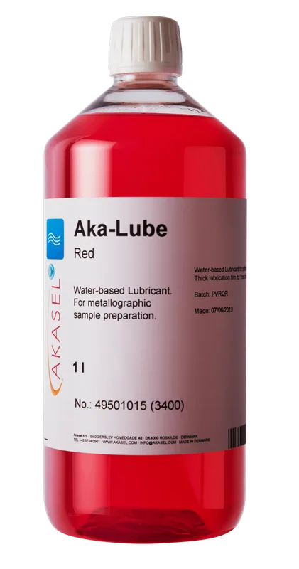 Akasel Aka-Lube Red, ett vattenbaserat smörjmedel i en genomskinlig 1-litersflaska med en stark röd vätska. Ger jämn smörjning vid metallografiska poleringsarbeten.