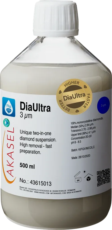 Akasel DiaUltra 3 µm premium diamantsuspension med 100% monokristallina diamanter, används för metallografisk polering. Flaskan har en vit kork och en detaljerad etikett som visar koncentration, partikelstorlek, median, tolerans, övre gräns och pH. Unik 2-i-1-diamantsuspension för hög borttagning och snabb förberedelse, 500 ml.