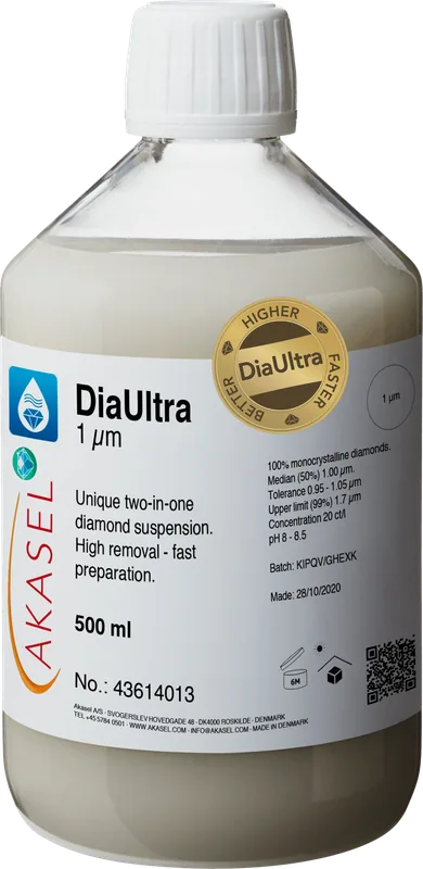 Akasel DiaUltra 1 µm premium diamantsuspension med 100% monokristallina diamanter, används för metallografisk polering. Flaskan har en vit kork och en detaljerad etikett som visar koncentration, partikelstorlek, median, tolerans, övre gräns och pH. Unik 2-i-1-diamantsuspension för hög borttagning och snabb förberedelse, 500 ml.