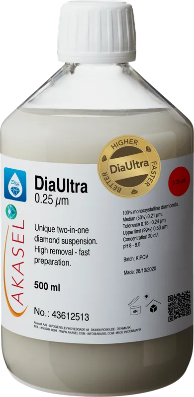 Akasel DiaUltra 0.25 µm premium diamantsuspension med 100% monokristallina diamanter, används för metallografisk polering. Flaskan har en vit kork och en detaljerad etikett som visar koncentration, partikelstorlek, median, tolerans, övre gräns och pH. Unik 2-i-1-diamantsuspension för hög borttagning och snabb förberedelse, 500 ml.