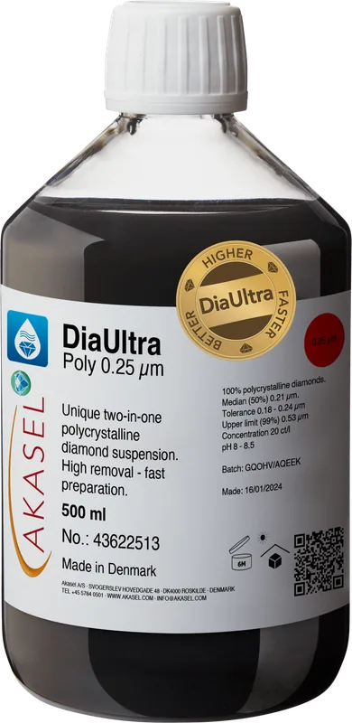 Akasel DiaUltra Poly 0.25 µm premium 100% polykrystallin diamantsuspension för metallografisk polering, i en 500 ml flaska med vitt lock. Den detaljerade etiketten visar koncentration, partikelstorlek, median, tolerans, övre gräns och pH. Unik 2-i-1 diamantsuspension för hög borttagning och snabb förberedelse.