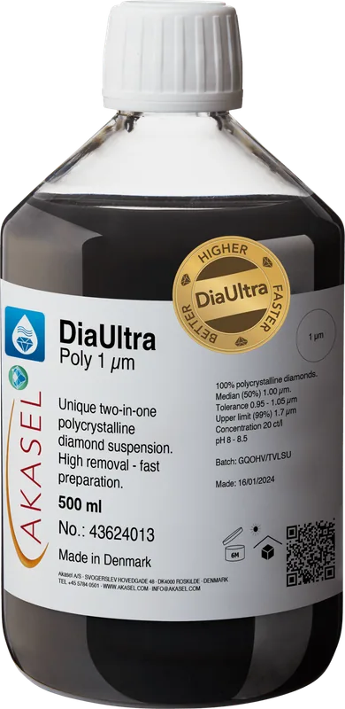 Akasel DiaUltra Poly 1 µm premium 100% polykrystallin diamantsuspension för metallografisk polering, i en 500 ml flaska med vitt lock. Den detaljerade etiketten visar koncentration, partikelstorlek, median, tolerans, övre gräns och pH. Unik 2-i-1 diamantsuspension för hög borttagning och snabb förberedelse, 500ml