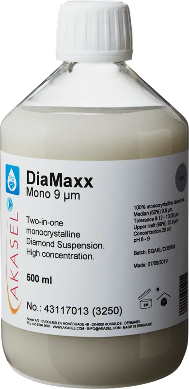 Akasel DiaMaxx Mono 9 µm: En 500 ml plastflaska med vit skruvkork, innehållande en ljus, mjölkvit monokristallin diamantsuspension, beskriven som en 2-i-1-diamantsuspension. Etiketten visar namnet “DiaMaxx Mono 9 µm” tillsammans med texten “Two-in-one monocrystalline Diamond Suspension. High concentration.” Ytterligare synlig information inkluderar: “100% monocrystalline diamonds,” “Median (50%) 9.6 µm,” “Tolerance 9.12 – 10.08 µm,” “Upper limit (99%) 12.9 µm,” och “Concentration 20 ct/l.” Symboler på etiketten anger lagringsförhållanden, hållbarhet samt batch- och produktionsinformation.