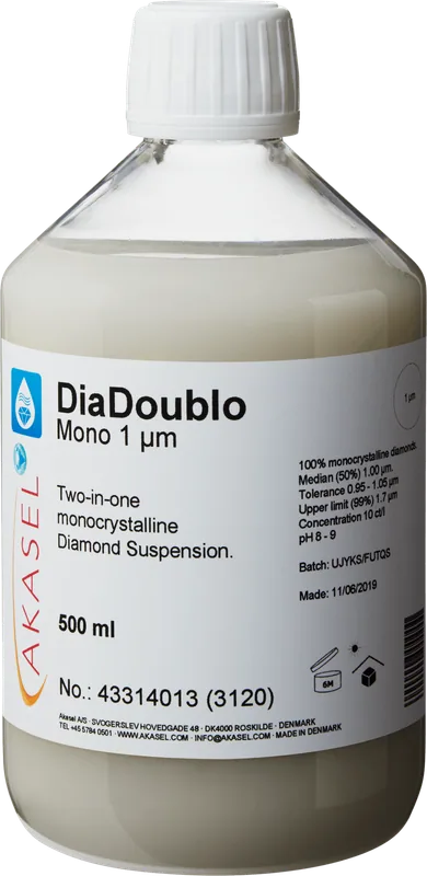 Akasel DiaDoublo Mono 1 µm: En 500 ml plastflaska med vit skruvkork, innehållande en ljus, mjölkvit, 2-i-1 monokristallin diamantsuspension. Etiketten visar produktnamnet “DiaDoublo Mono 1 µm” tillsammans med beskrivningen “Two-in-one monocrystalline Diamond Suspension.” Ytterligare detaljer inkluderar: “100% monocrystalline diamonds,” “Median (50%) 1.00 µm,” “Tolerance 0.95 – 1.05 µm,” “Upper limit (99%) 1.7 µm,” en koncentration på 10 ct/l, och ett pH-värde på 8–9. Lagringsförhållanden anges med symboler, och batchnummer samt tillverkningsdatum är tydligt angivna.