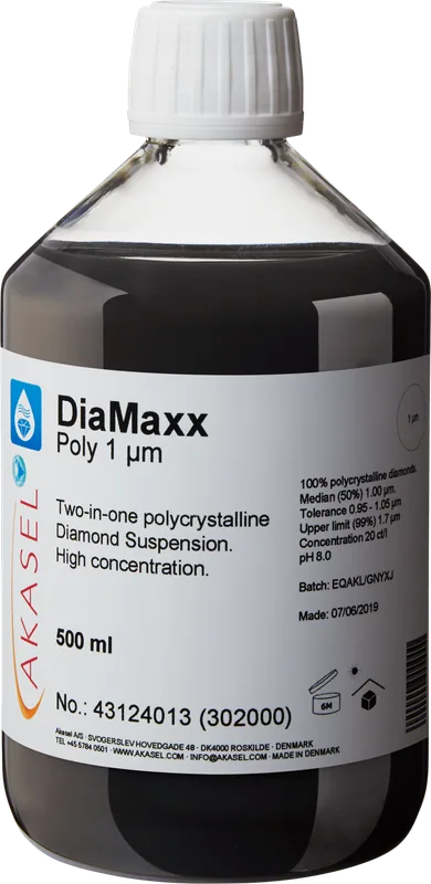 Akasel DiaMaxx Poly 1 µm: En 500 ml plastflaska med vit skruvkork, innehållande en svart vätska. Etiketten visar produktnamnet “DiaMaxx Poly 1 µm” och beskriver 2-i-1-diamantsuspensionen som “Two-in-one polycrystalline Diamond Suspension. High concentration.” Ytterligare detaljer på etiketten inkluderar: “100% polycrystalline diamonds,” “Median (50%) 1.00 µm,” “Tolerance 0.95 – 1.05 µm,” “Upper limit (99%) 1.7 µm,” en diamantkoncentration på 20 ct/l, och ett pH-värde på 8.0. Etiketten innehåller också ett fält för batchnummer och produktionsdatum.