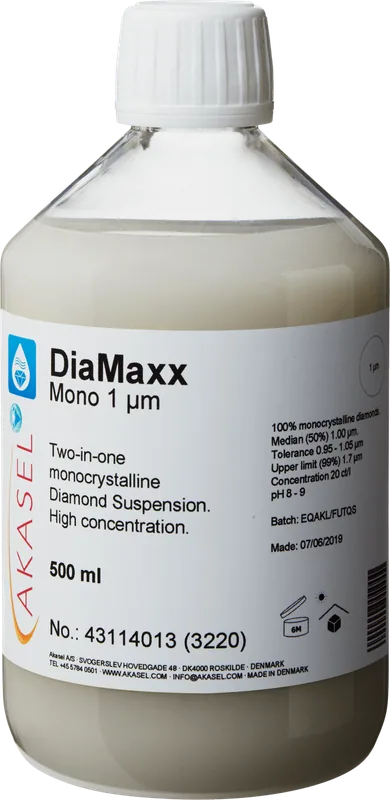 Akasel DiaMaxx Mono 1 µm: En 500 ml plastflaska med vit skruvkork, innehållande en ljus, mjölkvit monokristallin diamantsuspension. Etiketten visar produktnamnet “DiaMaxx Mono 1 µm” tillsammans med beskrivningen “Two-in-one monocrystalline Diamond Suspension. High concentration.” Ytterligare detaljer inkluderar: “100% monocrystalline diamonds,” “Median (50%) 1.00 µm,” “Tolerance 0.95 – 1.05 µm,” “Upper limit (99%) 1.7 µm,” en diamantkoncentration på 20 ct/l, och ett pH-värde på 8–9. Etiketten innehåller också fält för batchnummer och produktionsdatum.