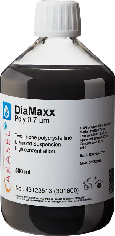 Akasel DiaMaxx Poly 0.7 µm: En 500 ml plastflaska med vit skruvkork, innehållande en svart vätska. Etiketten visar produktnamnet “DiaMaxx Poly 0.7 µm” tillsammans med beskrivningen “Two-in-one polycrystalline Diamond Suspension. High concentration.” Ytterligare detaljer på etiketten inkluderar: “100% polycrystalline diamonds,” “Median (50%) 0.71 µm,” “Tolerance 0.65 – 0.77 µm,” “Upper limit (99%) 1.3 µm,” en diamantkoncentration på 20 ct/l, och ett pH-värde på 8.0. Etiketten innehåller också ett fält för batchnummer och produktionsdatum.