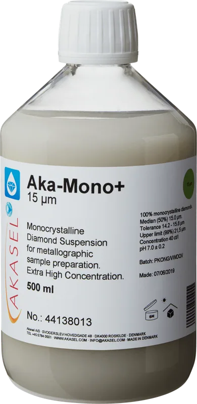 Akasel Aka-Mono+ 15 µm: 500 ml flaska med vit skruvkork, innehållande en ljus, mjölkvit monokristallin diamantsuspension, speciellt utvecklad för metallografisk provberedning. Etiketten visar produktdetaljer såsom “100% monocrystalline diamonds,” “Median (50%) 15.0 µm,” “Tolerance 14.2 – 15.8 µm,” och “Upper limit (99%) 21.5 µm.” Suspensionen har en extra hög koncentration på 40 ct/l och är idealisk för hårda material, exklusive vattenkänsliga.