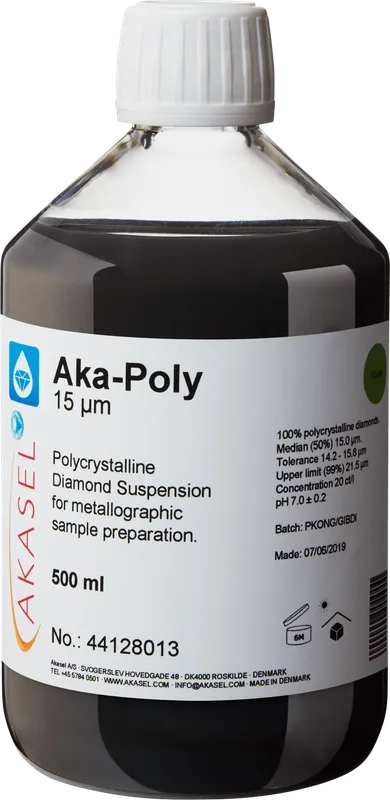 Akasel Aka-Poly 15 µm: 500 ml flaska med vit skruvkork, innehållande en svart, polykrystallin diamantsuspension, speciellt utvecklad för metallografisk provberedning. Etiketten visar specifikationer som “100% polycrystalline diamonds,” “Median (50%) 15 µm,” “Tolerance 14.2 – 15.8 µm,” och “Upper limit (99%) 21.5 µm.” Suspensionen har en diamantkoncentration på 20 ct/l och är idealisk för olika material, exklusive vattenkänsliga.