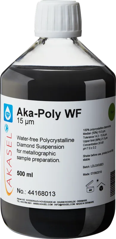 Akasel Aka-Poly WF 15 µm: En 500 ml flaska med vit skruvkork, innehållande en svart, vattenfri polykrystallin diamantsuspension, speciellt utvecklad för metallografisk provberedning. Etiketten visar detaljer som “Median (50%) 15 µm,” “Tolerance 14.2 – 15.8 µm,” “Upper limit (99%) 21.5 µm,” samt en produktkoncentration på 20 ct/l. Flaskan är märkt med batchnummer, tillverkningsdatum och användningsinstruktioner, inklusive en påminnelse om att skaka flaskan väl före användning.
