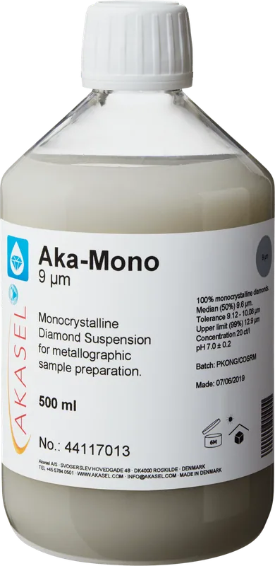 Akasel Aka-Mono 9 µm: 500 ml flaska med vit skruvkork, innehållande en ljus, mjölkvit monokristallin diamantsuspension, speciellt utvecklad för metallografisk förberedelse. Etiketten visar viktiga detaljer som “Diamond concentration of 20 ct/l,” “Median (50%) 9.6 µm,” “Tolerance 9.12 – 10.08 µm,” och “Upper limit (99%) 12.9 µm.” Idealisk för alla material utom vattenkänsliga, och möjliggör en exakt justering av förhållandet mellan suspension och smörjmedel.