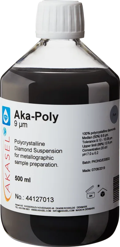 Akasel Aka-Poly 9 µm: 500 ml flaska med vit skruvkork, innehållande en djupt svart vätska, en polykrystallin diamantsuspension speciellt utvecklad för metallografisk provberedning. Etiketten visar tydligt tekniska specifikationer som “Diamond concentration of 20 ct/l,” “Median (50%) 9.6 µm,” “Tolerance 9.12 – 10.08 µm,” och “Upper limit (99%) 12.9 µm.” Denna suspension är idealisk för snabb och exakt förberedelse av alla material utom vattenkänsliga.