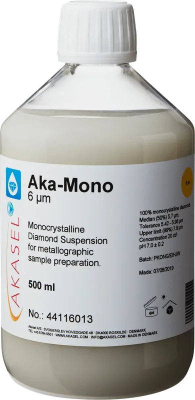 Akasel Aka-Mono 6 µm: 500 ml flaska med vit skruvkork, innehållande en ljus, mjölkvit monokristallin diamantsuspension, speciellt utvecklad för metallografisk provberedning. Etiketten visar specifikationer som “Diamond concentration of 20 ct/l,” “Median (50%) 5.7 µm,” “Tolerance 5.42 – 5.98 µm,” och “Upper limit (99%) 7.9 µm.” Denna suspension är idealisk för snabb och exakt förberedelse av alla material utom vattenkänsliga.