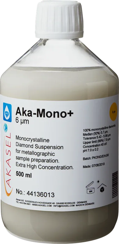 Akasel Aka-Mono+ 6 µm: 500 ml flaska med vit skruvkork, innehållande en ljus, mjölkvit monokristallin diamantsuspension, speciellt utvecklad för metallografisk provberedning. Etiketten visar tydligt specifikationer som “Diamond concentration of 40 ct/l,” “Median (50%) 5.7 µm,” “Tolerance 5.42 – 5.98 µm,” och “Upper limit (99%) 7.9 µm.” Denna suspension är idealisk för snabb och exakt förberedelse av hårda material och möjliggör en precis justering av förhållandet mellan suspension och smörjmedel.