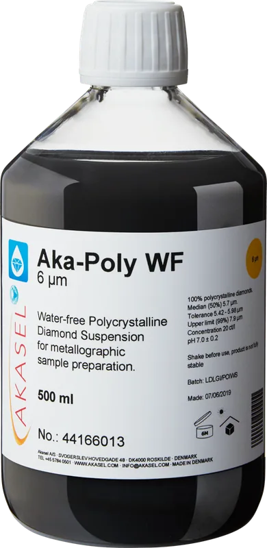 Akasel Aka-Poly WF 6 µm: 500 ml flaska med vit skruvkork, innehållande en svart, vattenfri polykrystallin diamantsuspension, speciellt utvecklad för metallografisk förberedelse av vattenkänsliga material. Etiketten visar detaljer som “Diamond concentration of 20 ct/l,” “Median (50%) 5.7 µm,” “Tolerance 5.42 – 5.98 µm,” och “Upper limit (99%) 7.9 µm.” Denna glykolbaserade formulering är idealisk för känsliga prover och möjliggör en exakt justering av förhållandet mellan suspension och smörjmedel.