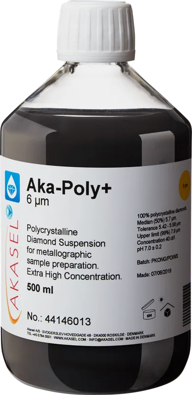 Akasel Aka-Poly+ 6 µm: 500 ml flaska med vit skruvkork, innehållande en svart, högkoncentrerad polykrystallin diamantsuspension, speciellt utvecklad för metallografisk provberedning. Etiketten visar detaljer som “Diamond concentration of 40 ct/l,” “Median (50%) 5.7 µm,” “Tolerance 5.42 – 5.98 µm,” och “Upper limit (99%) 7.9 µm.” Denna suspension är idealisk för snabb förberedelse av hårda material, exklusive vattenkänsliga.