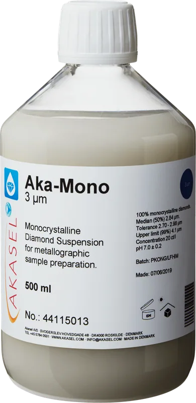 Akasel Aka-Mono 3 µm: 500 ml flaska med vit skruvkork, innehållande en mjölkvit, lätt opak monokristallin diamantsuspension, speciellt utvecklad för metallografisk provberedning. Etiketten visar tydligt specifikationer som “Diamond concentration of 20 ct/l,” “Median (50%) 2.84 µm,” “Tolerance 2.7 – 2.98 µm,” och “Upper limit (99%) 4.1 µm.” Suspensionen är idealisk för alla material utom vattenkänsliga och möjliggör en exakt justering av förhållandet mellan suspension och smörjmedel.
