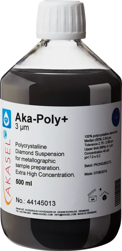 Akasel Aka-Poly+ 3 µm: 500 ml flaska med vit skruvkork, innehållande en svart, opak polykrystallin diamantsuspension, speciellt utvecklad för metallografisk provberedning. Suspensionen är idealisk för mycket hårda material, förutom vattenkänsliga prover. Etiketten visar tydligt specifikationer som “Diamantkoncentration 40 ct/l,” “Median (50%) 2.84 µm,” “Tolerans 2.7 – 2.98 µm,” och “Övre gräns (99%) 4.1 µm.” Aka-Poly+ ger snabba förberedelseresultat med exceptionella avverkningshastigheter och möjliggör exakt justering av förhållandet mellan suspension och smörjmedel.