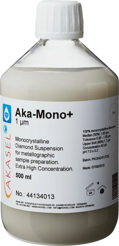 Akasel Aka-Mono+ 1 µm: 500 ml flaska med vit skruvkork, innehållande en ljus, marmorerad-mjölkig monokristallin diamantsuspension, speciellt utvecklad för metallografisk provberedning. Den högkoncentrerade suspensionen är idealisk för hårda material, förutom vattenkänsliga prover. Etiketten visar tydliga specifikationer som “Diamantkoncentration 40 ct/l,” “Median (50%) 1 µm,” “Tolerans 0.95 – 1.05 µm,” och “Övre gräns (99%) 1.7 µm.” Aka-Mono+ möjliggör exakt justering av förhållandet mellan suspension och smörjmedel och ger snabba och effektiva förberedelseresultat.
