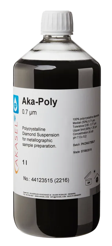 Akasel Aka-Poly 0.7 µm: Svart 1-liters flaska med vit skruvkork som innehåller en polykrystallin diamantsuspension, speciellt utvecklad för metallografisk provberedning. Etiketten beskriver suspensionens egenskaper, inklusive “Diamond concentration of 20 ct/l,” “Median (50%) 0.71 µm,” “Tolerance 0.65 – 0.77 µm,” och “Upper limit (99%) 1.3 µm.” Rekommenderas för alla material utom vattenkänsliga och erbjuder snabb provberedning samt möjligheten att exakt justera förhållandet mellan suspension och smörjmedel.