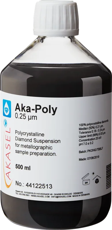 Akasel Aka-Poly 0.25 µm: Flaska med svart, diamantbaserad suspension, speciellt utvecklad för metallografisk provberedning. Etiketten visar texten "Polycrystalline diamond suspension for metallographic sample preparation" och innehåller tekniska detaljer som "Diamond concentration of 20 ct/l," "100% polycrystalline diamonds," "Median (50%) 0.21 µm" samt tolerans- och maxvärden. Idealisk för effektiv provberedning och möjliggör exakt justering av förhållandet mellan suspension och smörjmedel. Flaskan har en vit skruvkork och är tillverkad av genomskinlig plast.