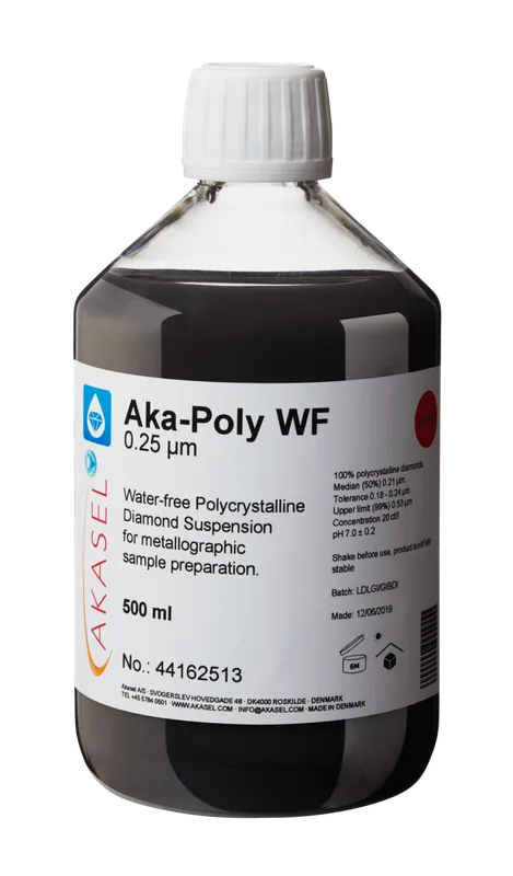 Akasel Aka-Poly WF 0.25 µm: Svart vattenfri suspension baserad på glykol i en genomskinlig 500 ml flaska med vit skruvkork. Etiketten visar texten “Water-free Polycrystalline Diamond Suspension for metallographic sample preparation” och innehåller detaljer som “Diamond concentration of 20 ct/l,” “100% polycrystalline diamonds,” “Median (50%) 0.21 µm” samt tolerans- och maxvärden. Speciellt utvecklad för vattenkänsliga material, är suspensionen fri från olja och farliga ämnen. För bästa resultat rekommenderas användning med det vattenfria smörjmedlet Aka-Lube Clear.