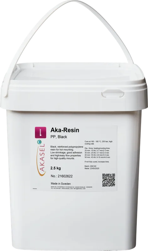 Produktbild av Aka-Resin PP, Svart – en 2,5 kg behållare med förstärkt polypropenharts för varm inbäddning. Etiketten visar produktnummer 21602670 och lyfter fram viktiga fördelar såsom låg krympning, stark vidhäftning och lätt flöde – idealisk för högkvalitativa inbäddningar.