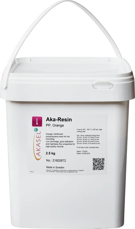 Produktbild av Aka-Resin PP, Orange – en 2,5 kg behållare med förstärkt polypropenharts för varm inbäddning. Den vita hinken har en detaljerad etikett med härdningsinstruktioner och produktnummer 21602672. Fördelar som låg krympning, stark vidhäftning och lättflödande egenskaper gör den idealisk för högkvalitativa inbäddningar.